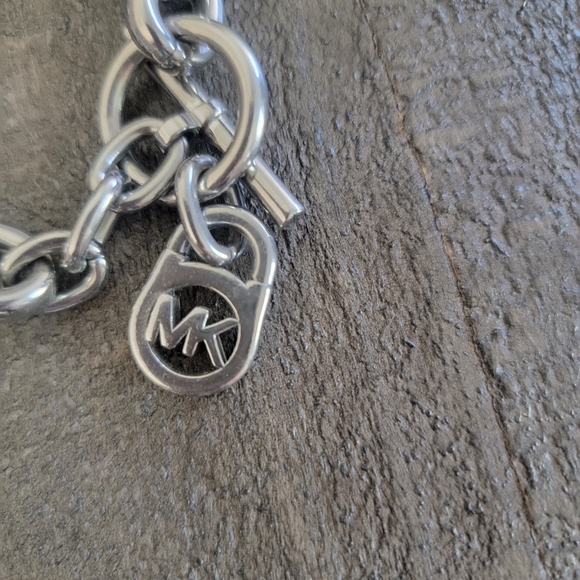 Michael Kors chain link toggle bracelet - Picture 3 of 3